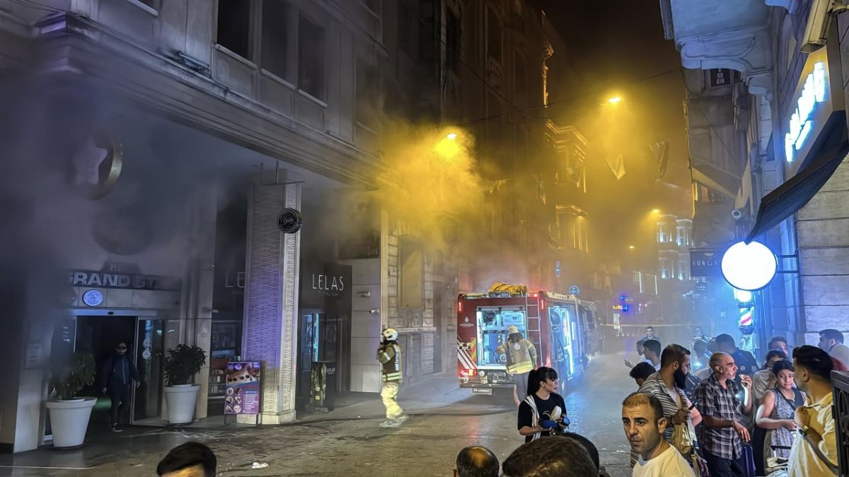 İstanbul Beyoğlu'ndaki 9 katlı otelde çıkan yangın söndürüldü: Büyük bir felaketin önüne geçildi