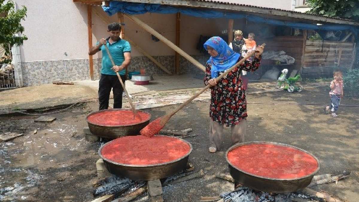 O şehirde fiyatlar düştü, herkes salça yapmaya çıktı! Kilosu 5 TL’den satılıyor, duyan pazara koşuyor