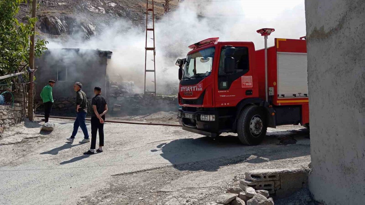 Hakkari’de korkutan yangın