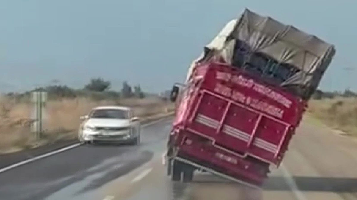 Lastiği patladı, sürmeye devam etti: Sonunda böyle devrildi! Karayolu ulaşımına 'domates' engeli