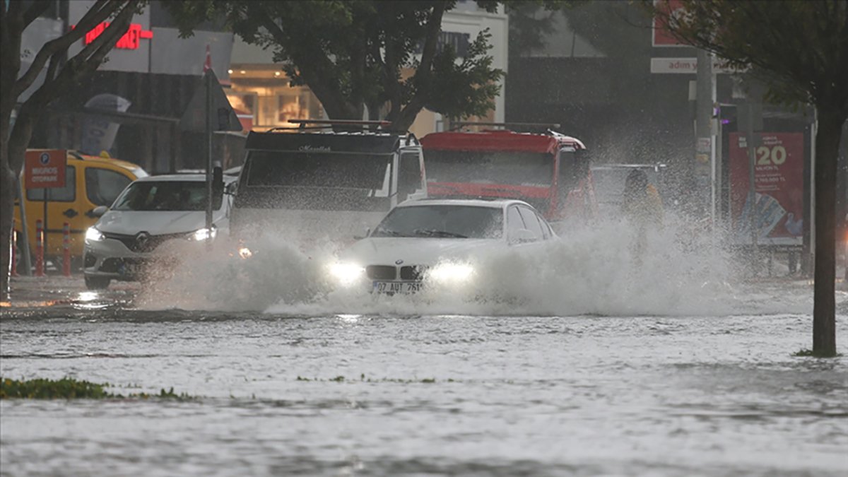Meteoroloji'den 3 ile sel ve su baskını uyarısı: Çok kuvvetli vuracak!