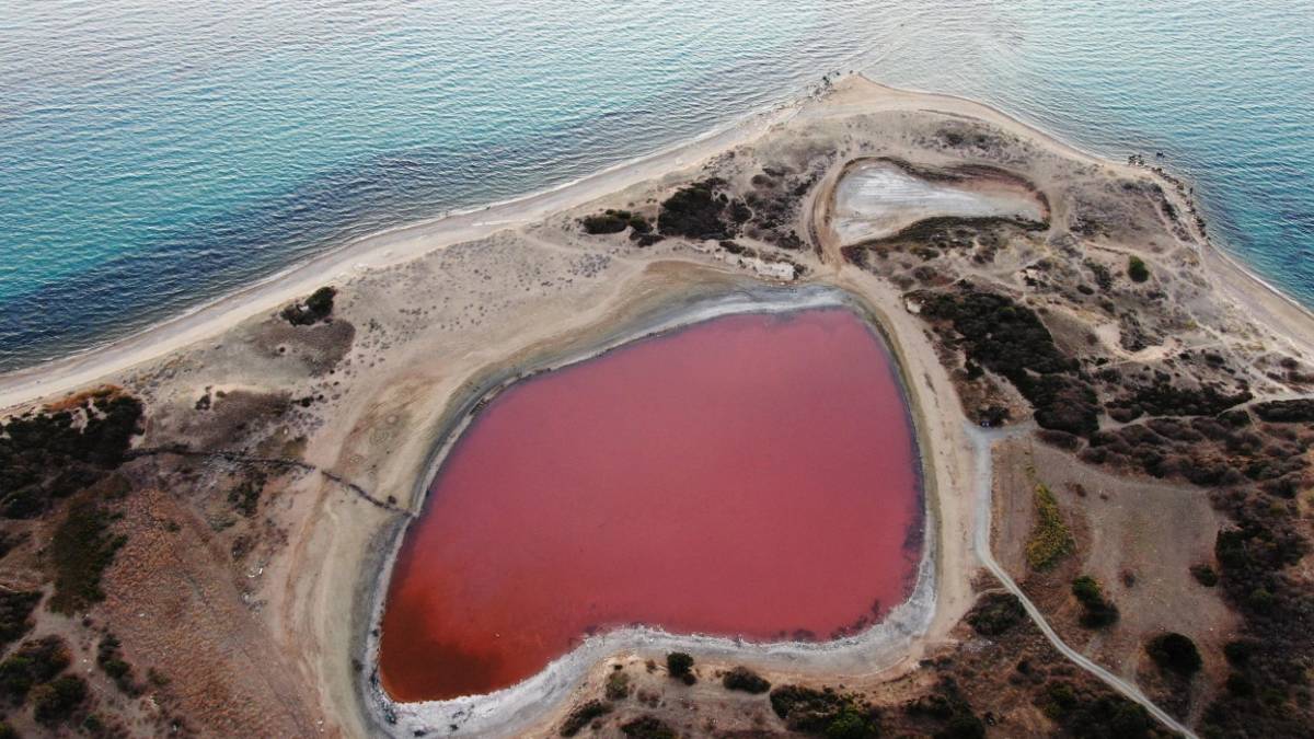 Gören yurt dışında sanıyor ama bu göl Türkiye'de! 2 bin yıllık antik liman: Rengi ve şekli hayrete düşürüyor