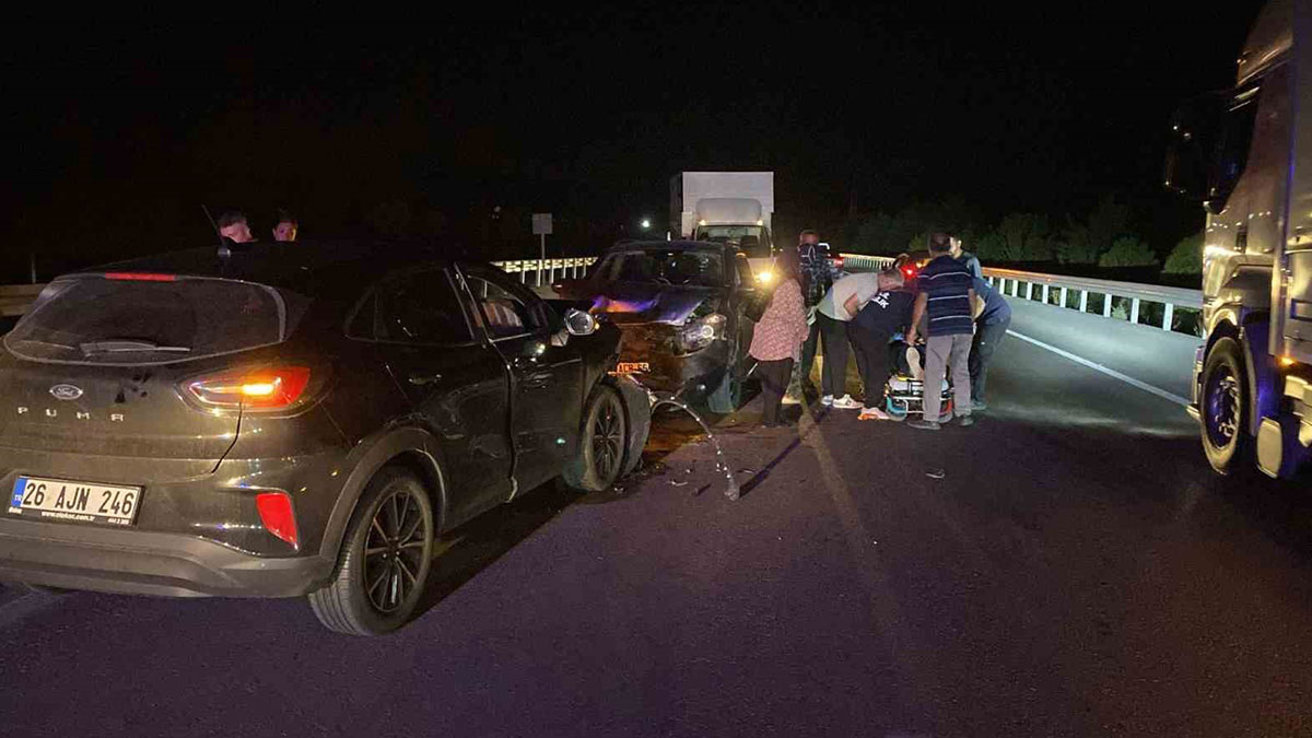 Burdur-Antalya Karayolu’nda feci kaza: İki otomobil kafa kafaya çarpıştı: 5 yaralı
