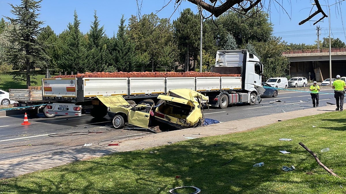 Feci kaza! Otomobil ikiye bölündü! Ölü ve yaralılar var