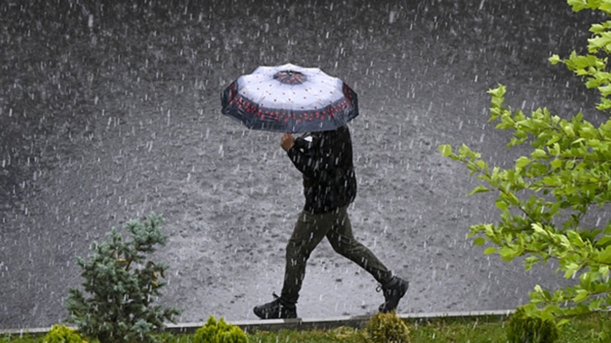 Meteoroloji saat vererek uyardı: İstanbul için sağanak yağış alarmı