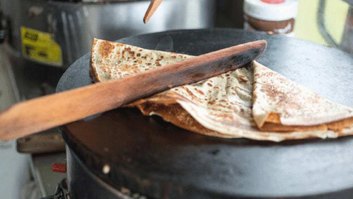 25 yıldır bu tarifle yapıyor, tezgahta 1 tane kalmıyor! Gözlemeci Ayşe Teyze yufkaya 1 kaşık ekliyor! Çıtır çıtır oluyor