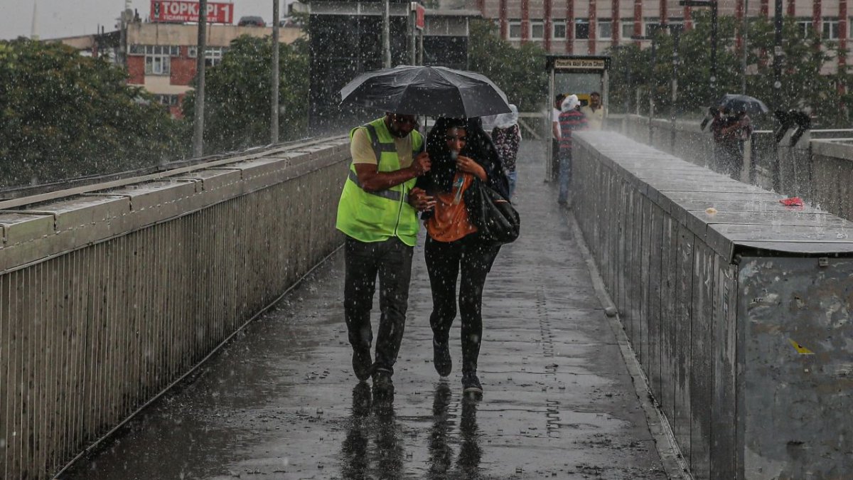 Meteoroloji saat verdi: İstanbul'a sağanak alarmı