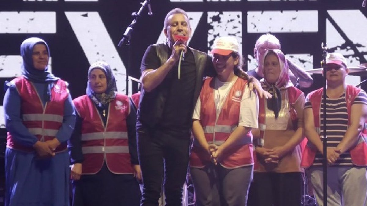 Haluk Levent'ten Polonez işçilerine destek: Birlikte şarkı söylediler