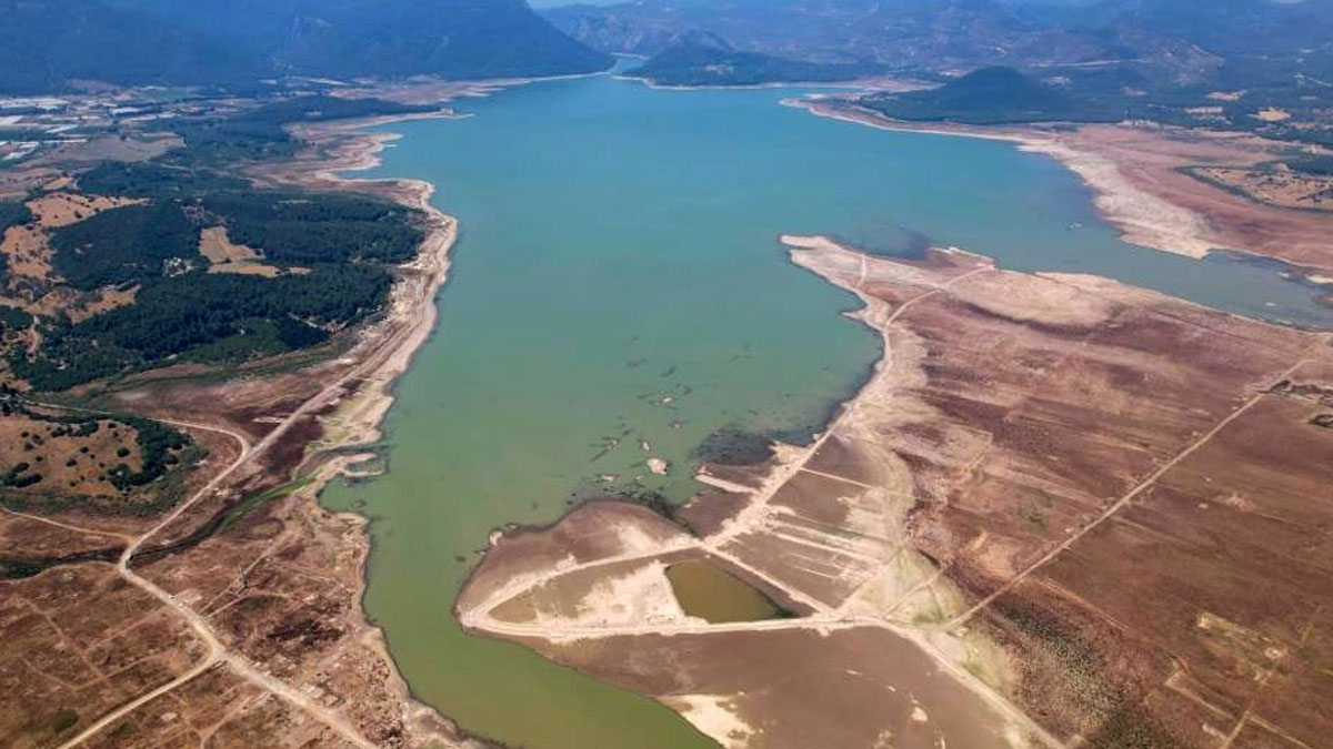 İklim değişikliği İzmir'i vurdu... Tahtalı Barajı dibi gördü