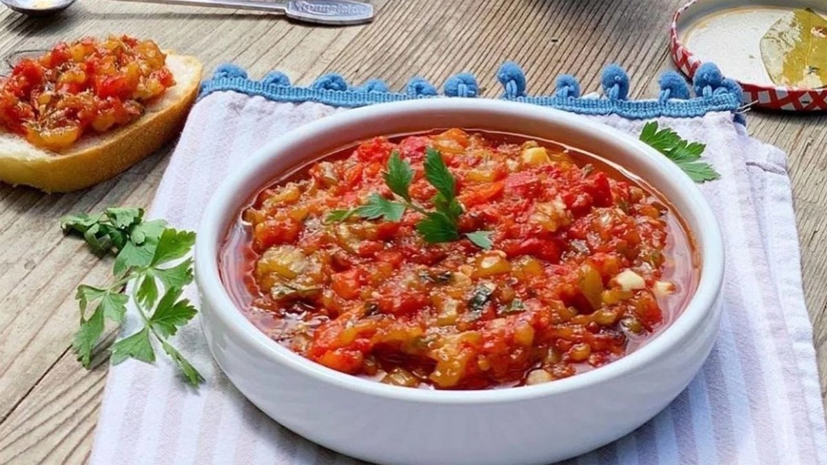 Kışlık patlıcanlı sosu böyle yapın! Lezzetinin sırrı közlemekmiş: Yiyen bana da öğret diyecek