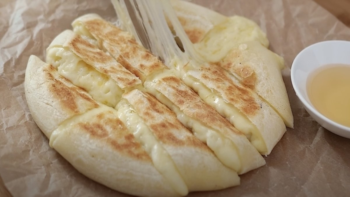 Hem zahmetsiz, hem de lezzetli! Fırına bile ihtiyaç duymuyor: İşte patatesli kaşarlı ekmek tarifi