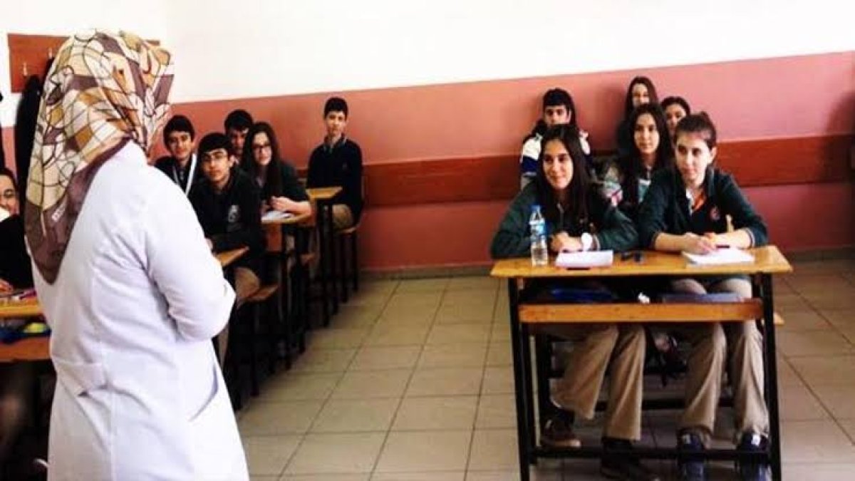 MEB öğretmenlerin kılık kıyafetini değişti: Okulda böyle giyineceksiniz