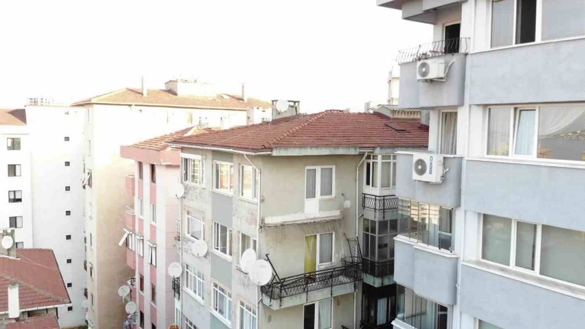Balkon çöktü, apartman boşaltıldı, bir tek o kaldı... 'Umurumda bile değil, kimse yok binada patron benim'