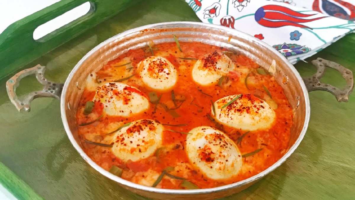 Hafta sonu kahvaltıya yapan tüm övgüleri kapıyor! Bu lezzette yok yok! İşte domatesli kaşarlı yumurta kapama tarifi…
