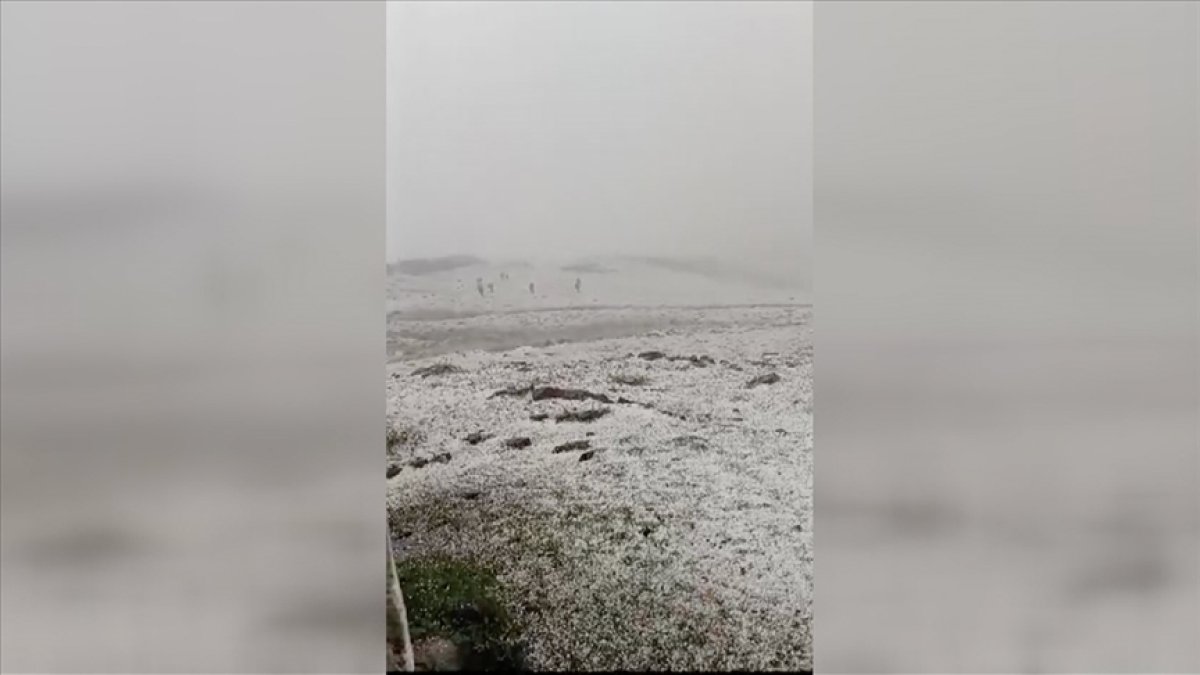 Ağustos ayında böylesi ilk! Sağanakla başladı ardından kara dönüştü! Her yer bembeyaz oldu