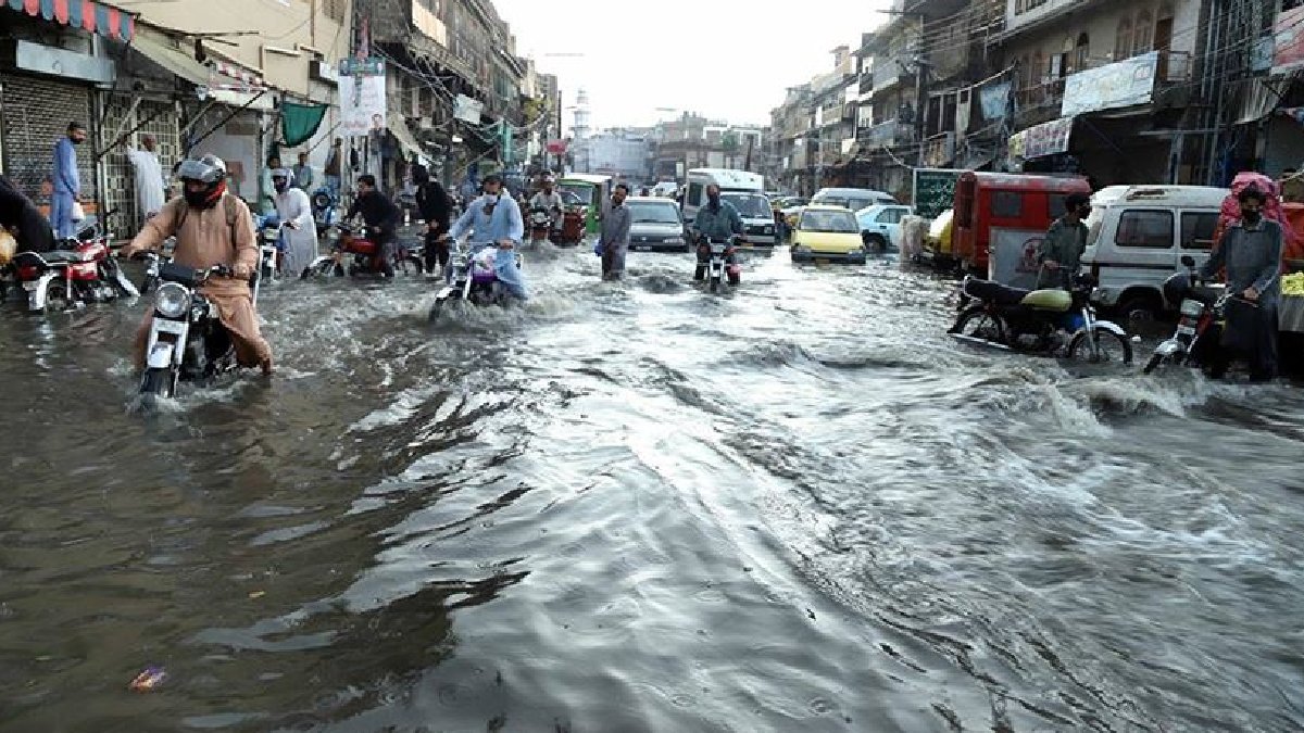 Muson yağmurlarının vurduğu Pakistan’da sel: Son 24 saatte 20 kişi öldü