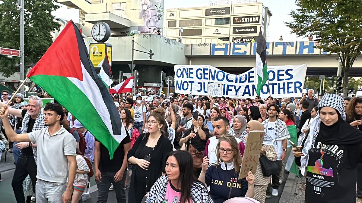 Berlin'de Filistin'e destek eyleminde çok sayıda gösterici gözaltına alındı! 'Netanyahu katliam yapıyor, Almanya finanse ediyor'