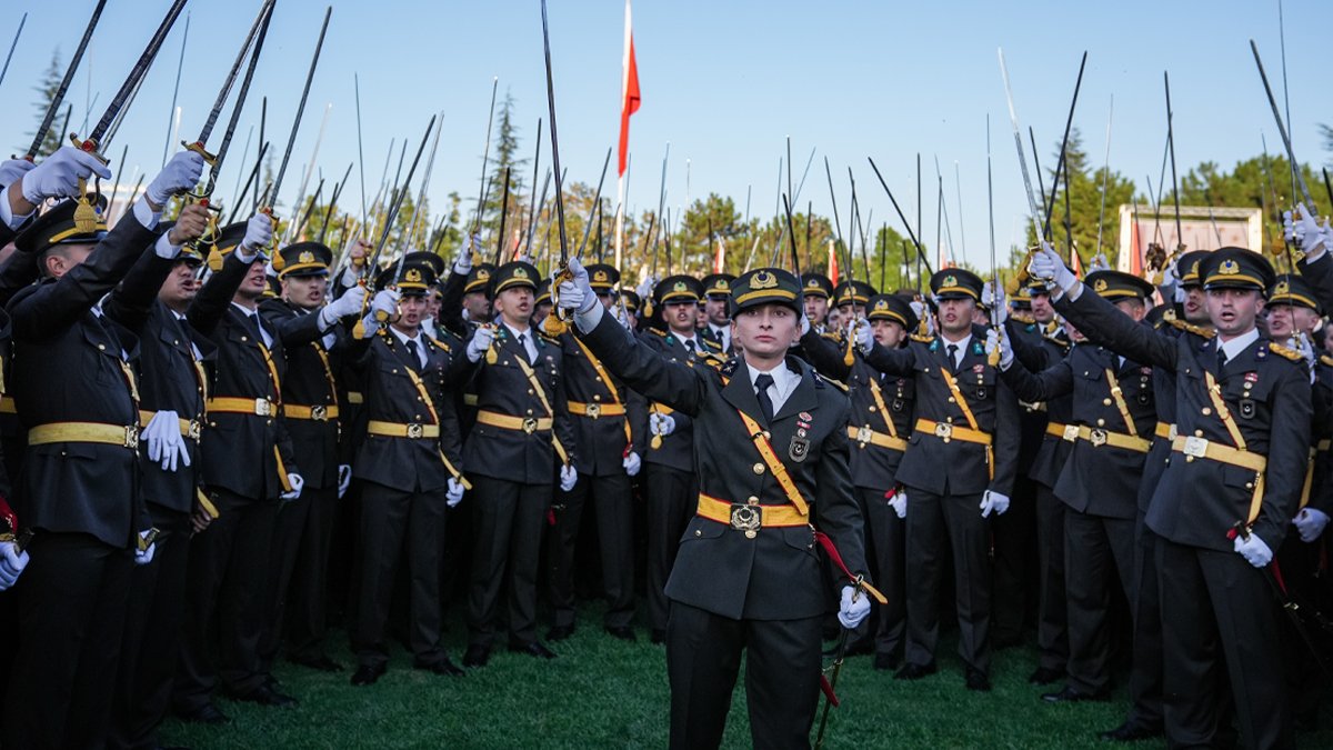 Sosyal medyaya düşen görüntüler tartışma yarattı: Teğmenler 'Mustafa Kemal'in askerleriyiz' sloganı attı
