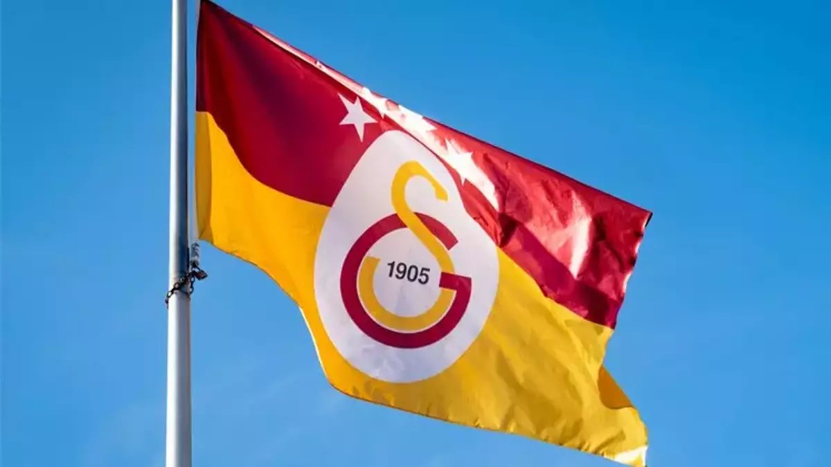 Galatasaray'da sol bek tamam: İki süper yıldız daha geliyor! Galatasaray şampiyonluğu şansa bırakmak istemiyor