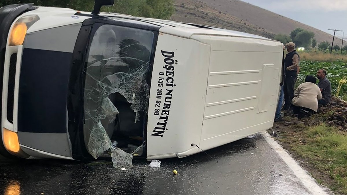 İşçi minibüsü devrildi: Çok sayıda yaralı var