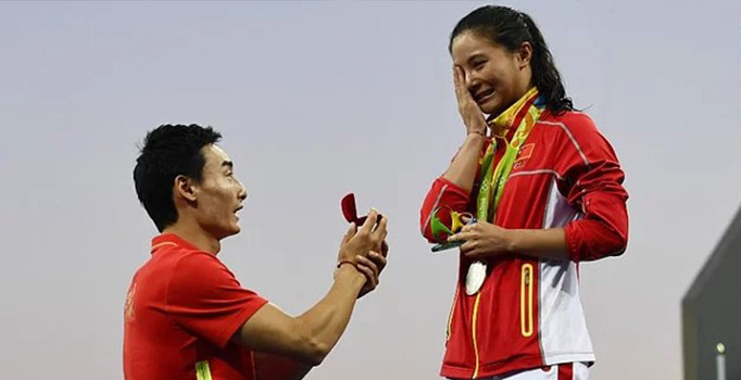 Rio'da Çinli sporcu madalya töreninde evlenme teklifi aldı