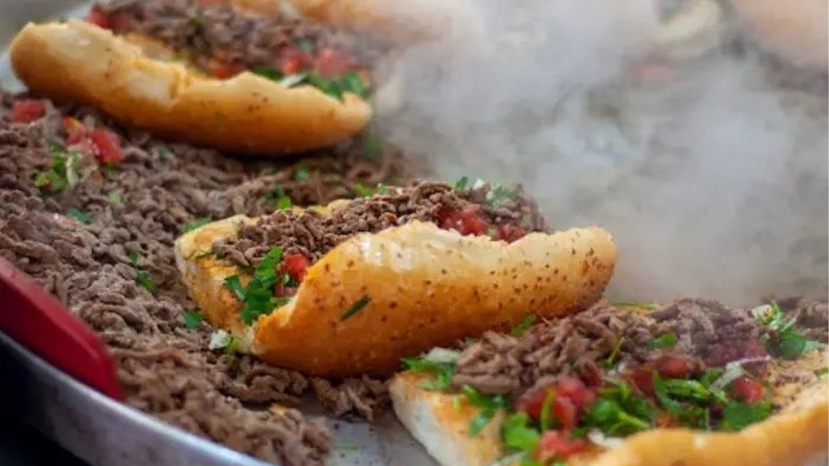 Mersin'in tescilli lezzeti: Bir lokma alan kendinden geçiyor! Mersin usulü et tantuni tarifi, Lokum gibi pişiyor