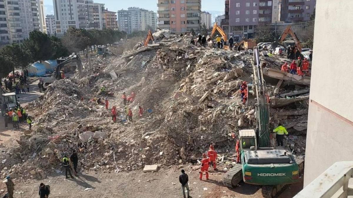 Depremde 150 kişiye mezar olan Palmiye Sitesi davası yarın: 'Ailelerimizi nasıl öldürdüklerini soracağız'