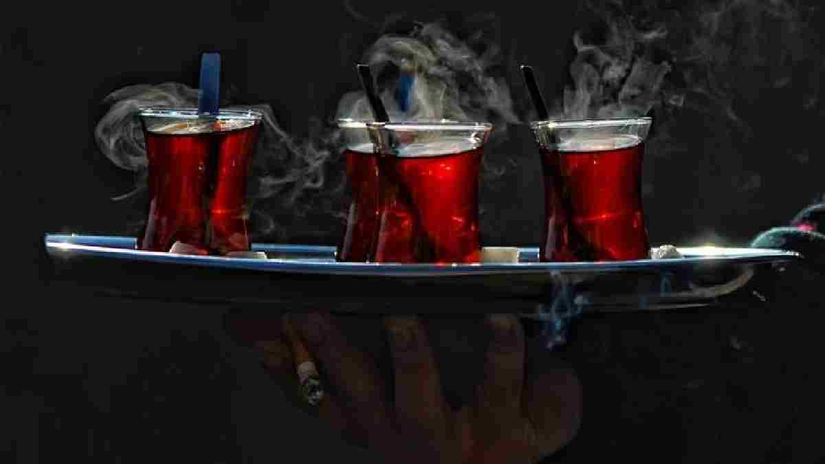 Çaya lezzet katmakla kalmıyor ağrıları da silip atıyor! 2 adet ekleyin: Ne diş ne de baş ağrısı kalıyor…