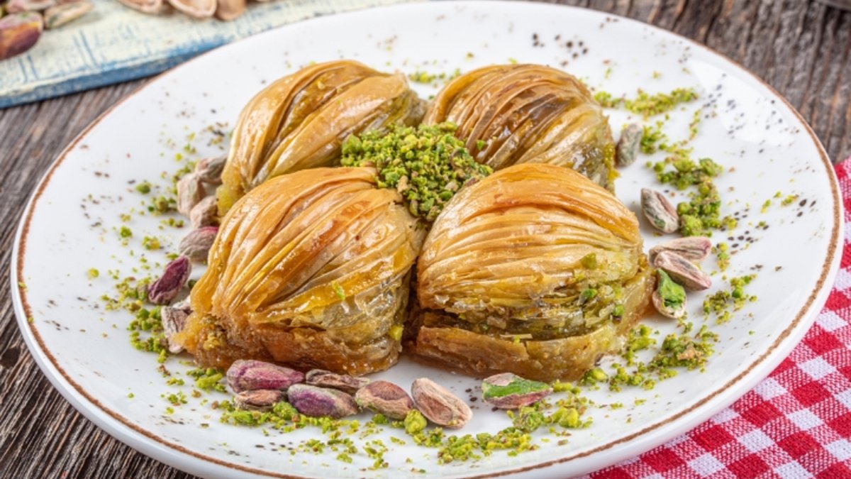 Bir çatal alan nereden aldın diyor! Hazırları aratmayan midye baklava tarifi: Beklese de çıtır çıtır kalıyor