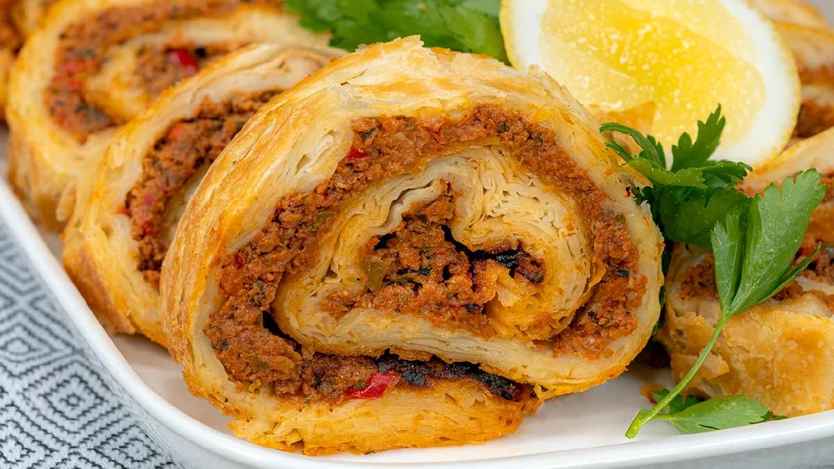 İster börek de ister lahmacun! İki lezzet birleşti tadı damakta kaldı! Herkes dilim dilim götürüyor