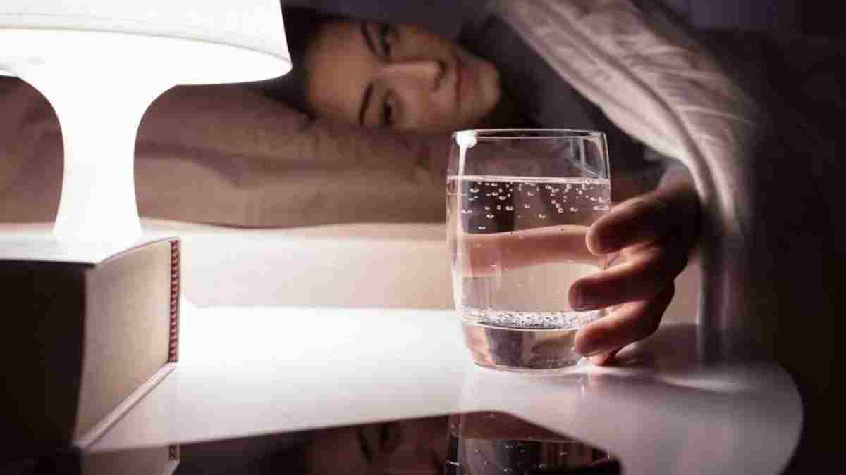 Uyurken yatağın yanına su koyanlar sakın yapmayın! Nedenini duyunca hemen kaldıracaksınız