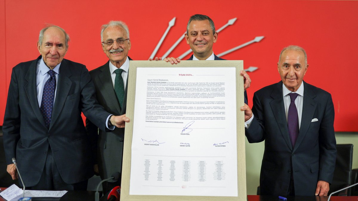 Özgür Özel'den, 2123 yılının CHP Genel Başkanı’na mektup