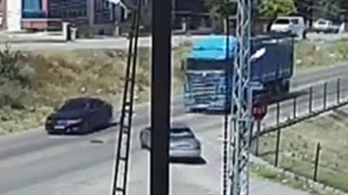 Çıldırtan görüntüler: Sizce bu kazada kim haksız? Şans eseri kimsenin burnu bile kanamadı