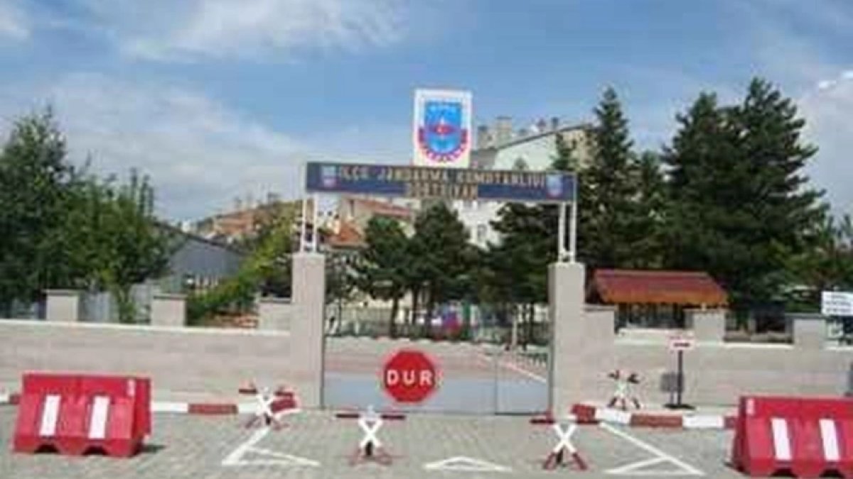 Aracı nizamiye girişinde durdurmuştu: Bolu'da makam aracını arayan Teğmen görevden alındı