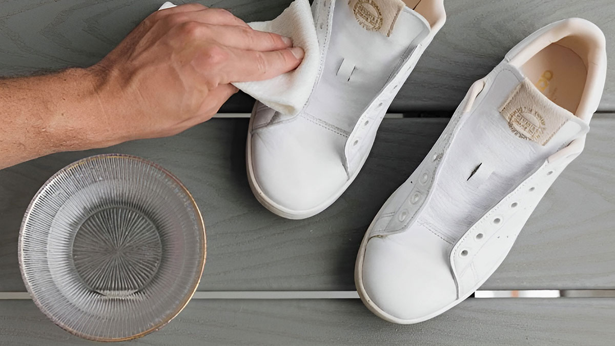 Sadece bir damla sürüp bezle silin: İlk günkü bembeyaz oluyor! Sararan beyaz ayakkabınızı süt gibi beyazlatın