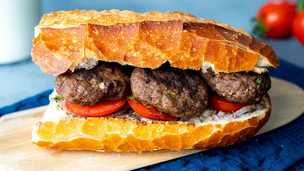 Sokak köftecilerin mis gibi kokan köftesini evde yapın! Puf puf kurumayan sokak köftesinin sırrı buymuş