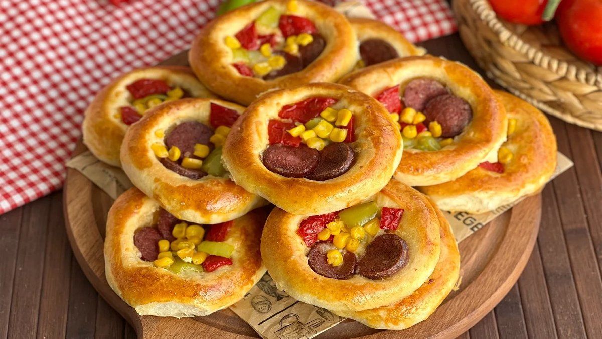 Kolay kolay bayatlamıyor, balon gibi kabarıyor! Pastane lezzetinde mini pizza tarifi... Bir tepsi hemen bitiyor