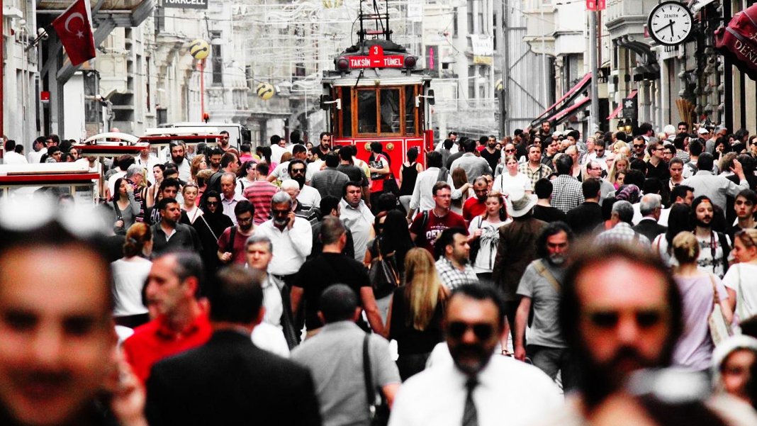 "Türkiye'de en güvenilir kurumlar hangileri?" anketinden çıkan çarpıcı sonuç: Vatandaş adalete güvenmiyor