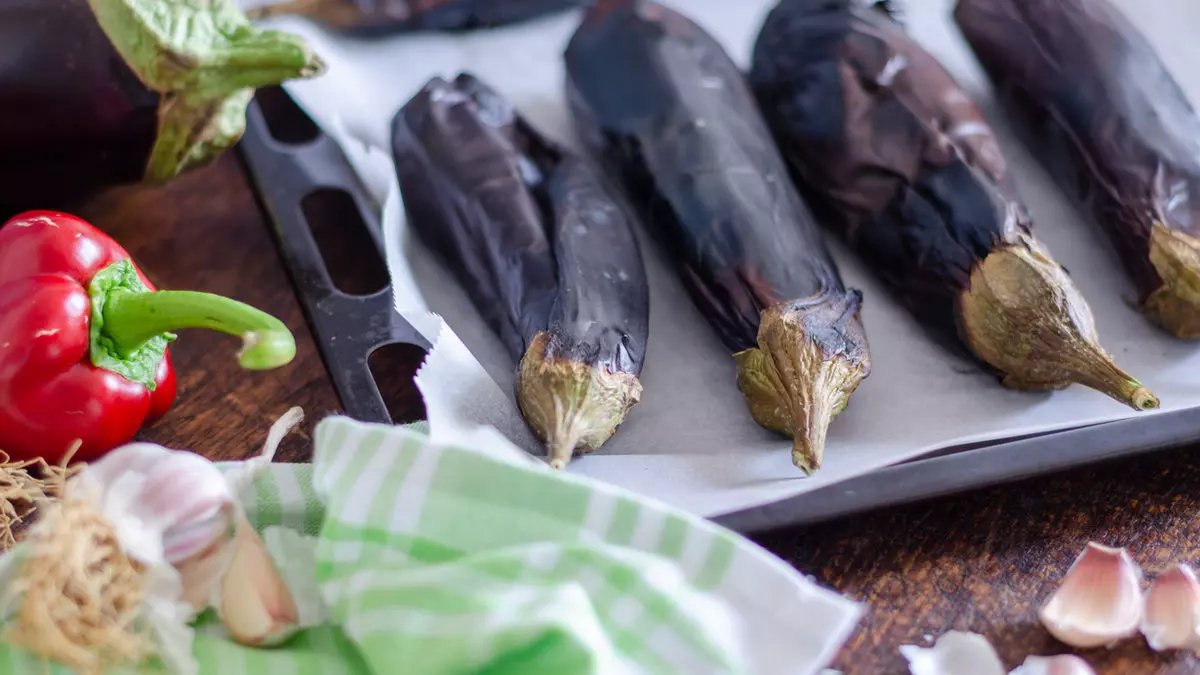 Közlenmiş patlıcanı 30 saniyede soymanın yolu buymuş! Deneyince boşuna uğraşmışım diyeceksiniz