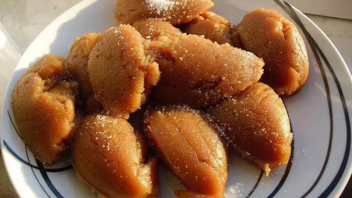 Evde sütünüz olmasa bile bu tatlıyı yapabilirsiniz! Şefler böyle yapıyor: İşte sütsüz un helvası tarifi