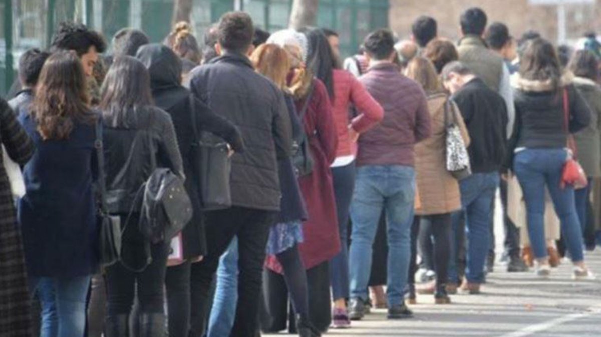 Türkiye'de işsizlik alarm veriyor! İŞKUR önünde kuyruklar uzadı: Başvuranlar arasında doktora mezunu bile var