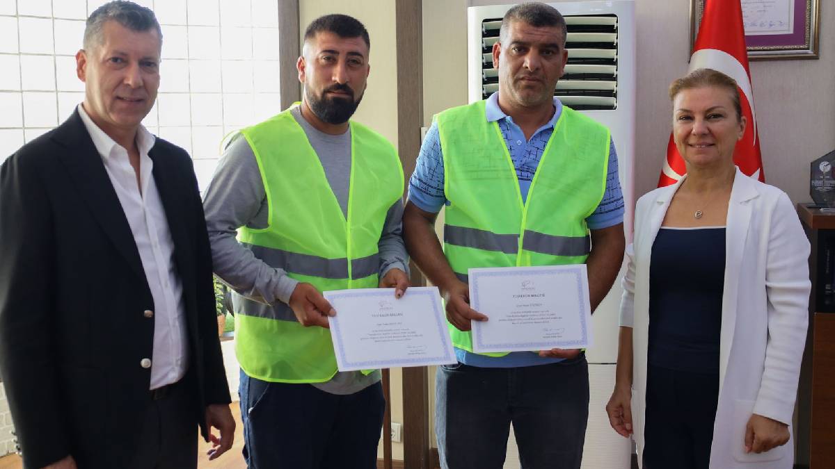 Safranbolu Belediye Başkanı Mimar Elif Köse, temizlik işçisi Kudret Bozkurt’a teşekkür belgesi verdi