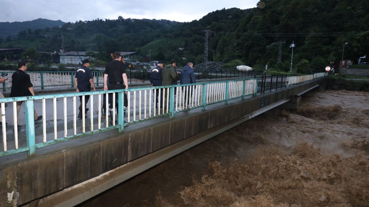 Artvin'i sel ve heyelan vurdu: 32 köy yolu ulaşıma kapandı, bir öğrenci yurdu tahliye edildi