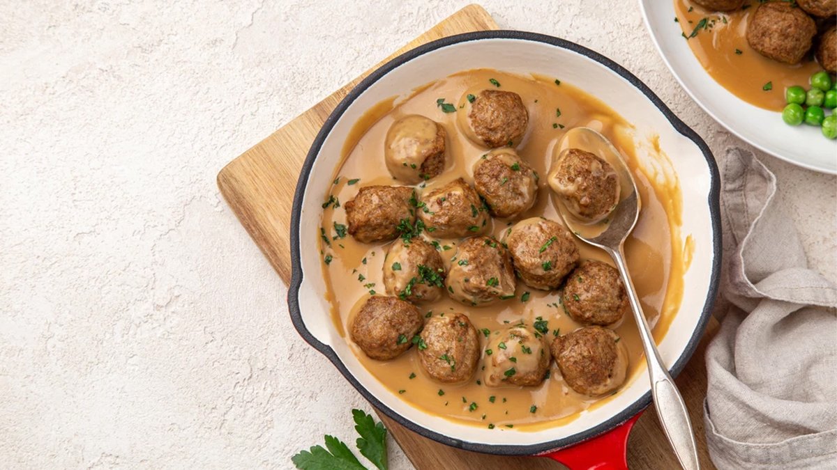 Dışarda bayıla bayıla yiyoruz, siz bir de evde deneyin! İşte parmak yediren İsveç köftesi tarifi