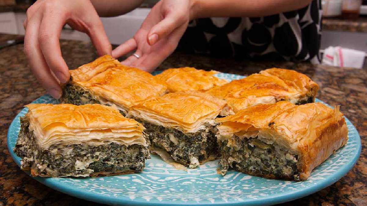 Yunanlılar bayıla bayıla yiyor, Türk tadına çok benziyor! Dışı çıtır çıtır, içi lezzetli! İşte spanakopita tarifi…