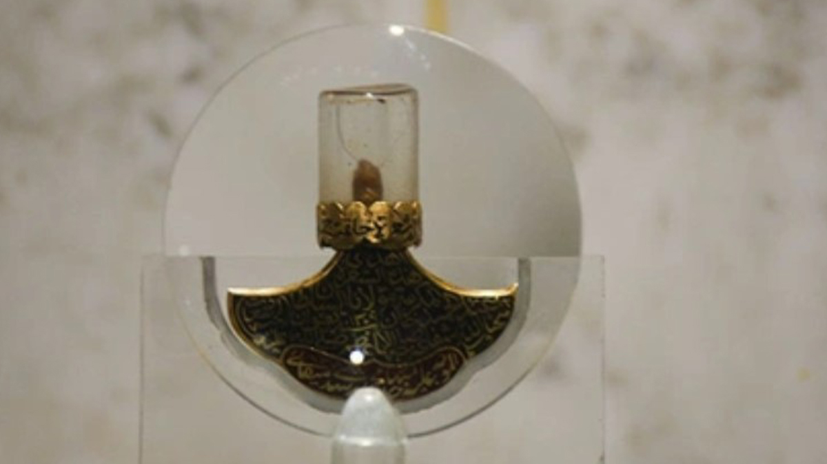 Camiden Sakal-ı Şerif'i çaldılar!