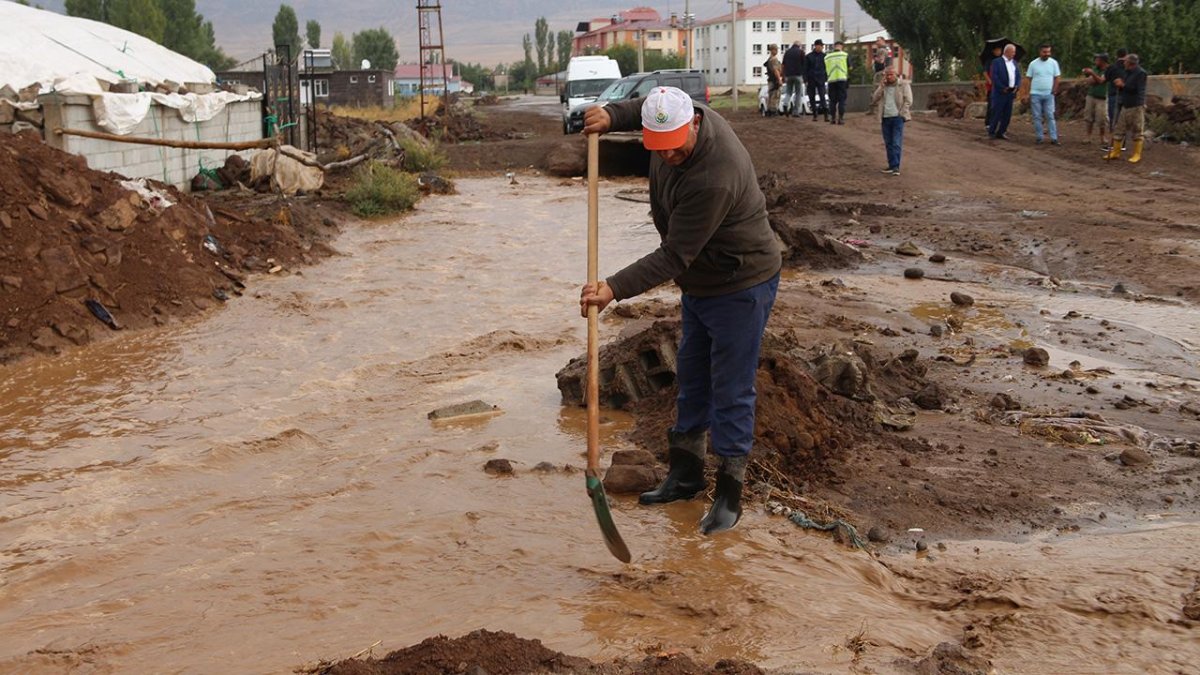Bitlis'te sağanak yağış heyelana neden oldu: Taşkınlar tarım arazilerine zarar verdi