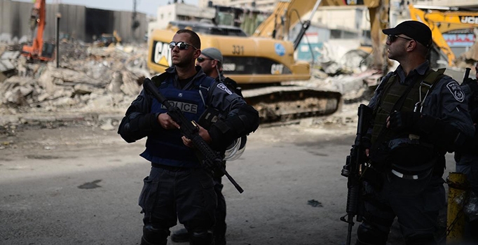 20 yaşındaki Filistinli genç İsrail askerini bıçakladı