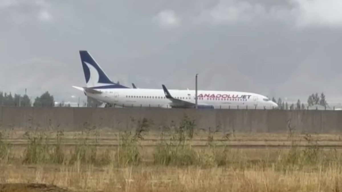 Hakkari'de yolcu uçağı pistten çıktı