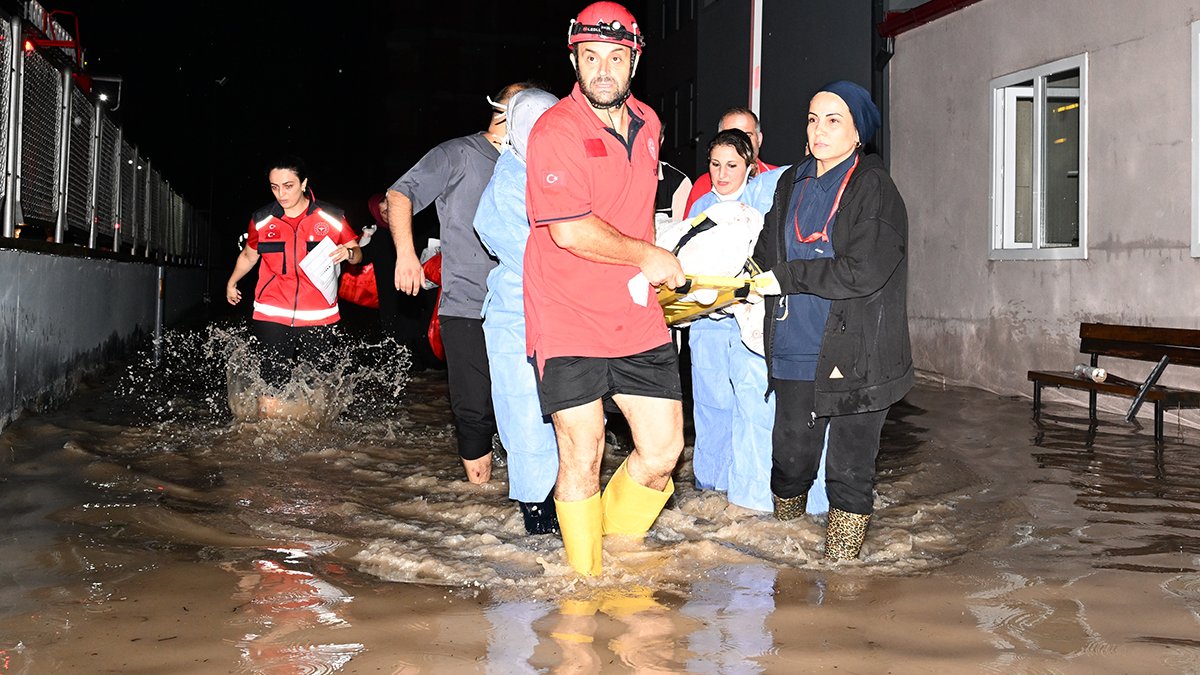Trabzon sele teslim: Hastaneyi su bastı, yollar göle döndü, karayolu trafiğe kapandı...
